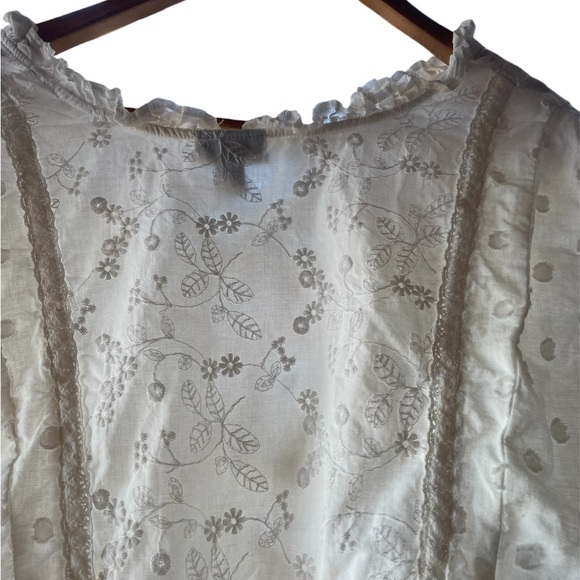 Torrid Clip Dot Mixed Eyelet Yoke Detail Top Sz 2 - Picture 7 of 10